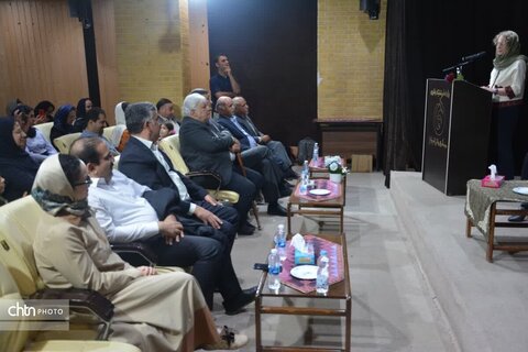 مراسم امضای کتاب ایران و آندلس سازه های آبی و باغ‌های بهشتی ایران باستان در یزد