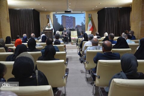 مراسم امضای کتاب ایران و آندلس سازه های آبی و باغ‌های بهشتی ایران باستان در یزد