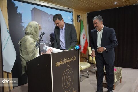 مراسم امضای کتاب ایران و آندلس سازه های آبی و باغ‌های بهشتی ایران باستان در یزد