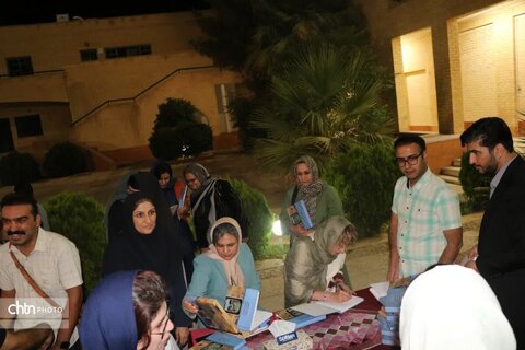 مراسم امضای کتاب ایران و آندلس سازه های آبی و باغ‌های بهشتی ایران باستان در یزد