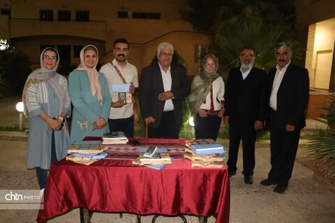 مراسم امضای کتاب ایران و آندلس سازه های آبی و باغ‌های بهشتی ایران باستان در یزد