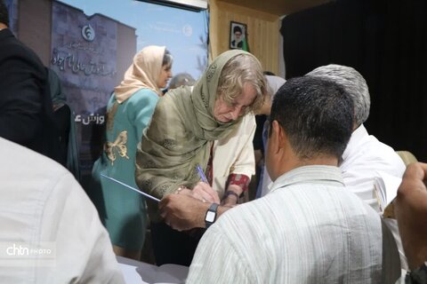 مراسم امضای کتاب ایران و آندلس سازه های آبی و باغ‌های بهشتی ایران باستان در یزد