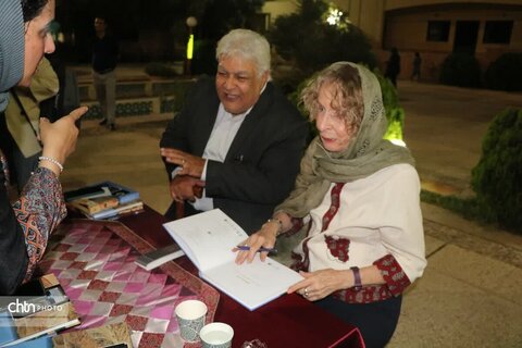 مراسم امضای کتاب ایران و آندلس سازه های آبی و باغ‌های بهشتی ایران باستان در یزد