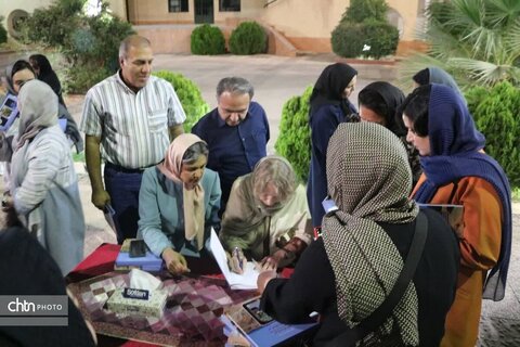 مراسم امضای کتاب ایران و آندلس سازه های آبی و باغ‌های بهشتی ایران باستان در یزد