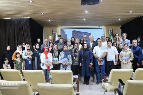 مراسم امضای کتاب ایران و آندلس سازه های آبی و باغ‌های بهشتی ایران باستان در یزد