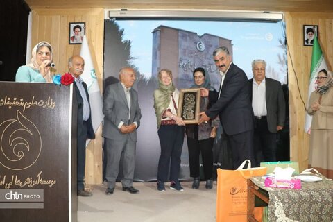 مراسم امضای کتاب ایران و آندلس سازه های آبی و باغ‌های بهشتی ایران باستان در یزد