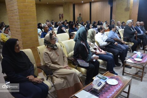 مراسم امضای کتاب ایران و آندلس سازه های آبی و باغ‌های بهشتی ایران باستان در یزد