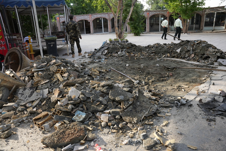 تخریب دو مورد ساخت و ساز غیرمجاز در حریم تاق‌بستان/ ۵ مورد دیگر در نوبت تخریب 