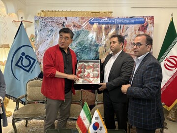 اهدای سفال لالجین به‌عنوان نمادی از میراث کهن همدان به سفیر کره جنوبی در بازدید از غار علیصدر