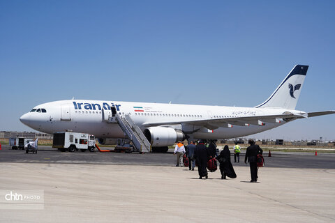 بدرقه زائران حج تمتع توسط نایب رئیس مجلس از فرودگاه همدان