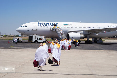 بدرقه زائران حج تمتع توسط نایب رئیس مجلس از فرودگاه همدان