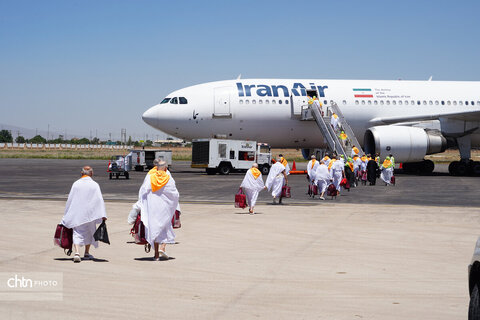 بدرقه زائران حج تمتع توسط نایب رئیس مجلس از فرودگاه همدان