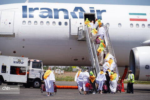 بدرقه زائران حج تمتع توسط نایب رئیس مجلس از فرودگاه همدان