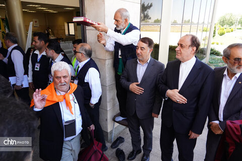 بدرقه زائران حج تمتع توسط نایب رئیس مجلس از فرودگاه همدان