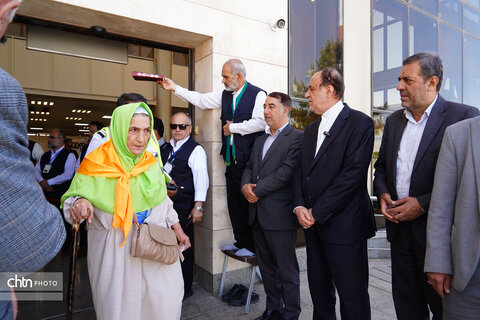 بدرقه زائران حج تمتع توسط نایب رئیس مجلس از فرودگاه همدان