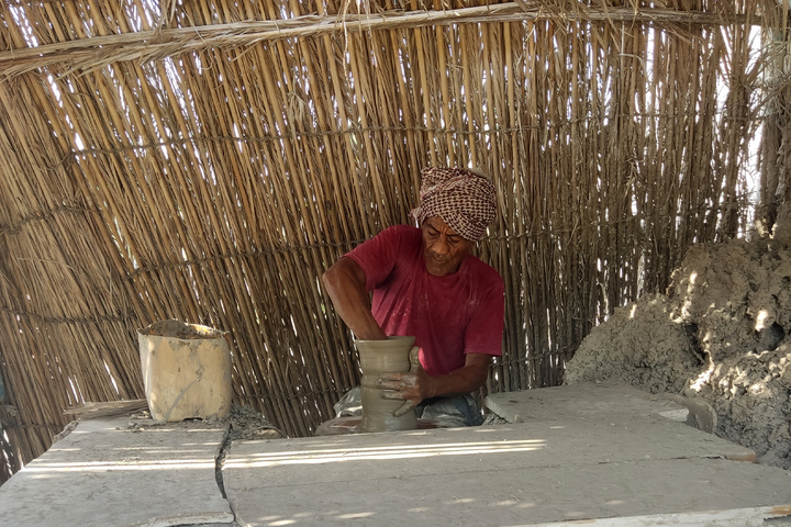 چرخی که هنوز می‌چرخد/ روایت یک عمر سفالگری در میناب  