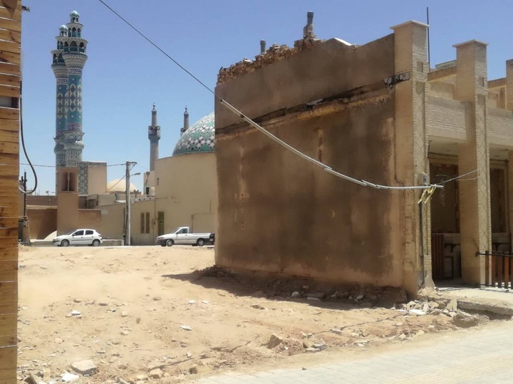 پلاک تخریب‌ شده در نزدیکی امامزاده جعفر یزد، بنای تاریخی نبوده است