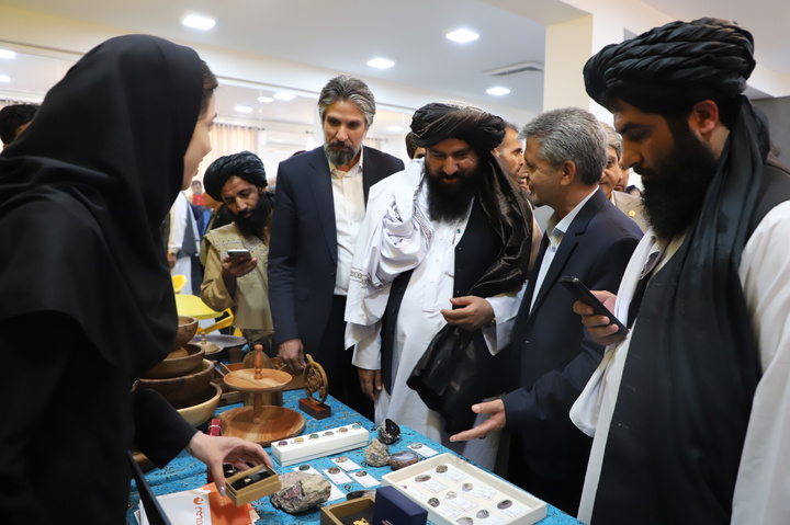 والی فراه افغانستان از غرفه‌های صنایع‌دستی خراسان جنوبی بازدید کرد/تأکید بر توسعه گردشگری سلامت و تبادل فرهنگی بین دو منطقه