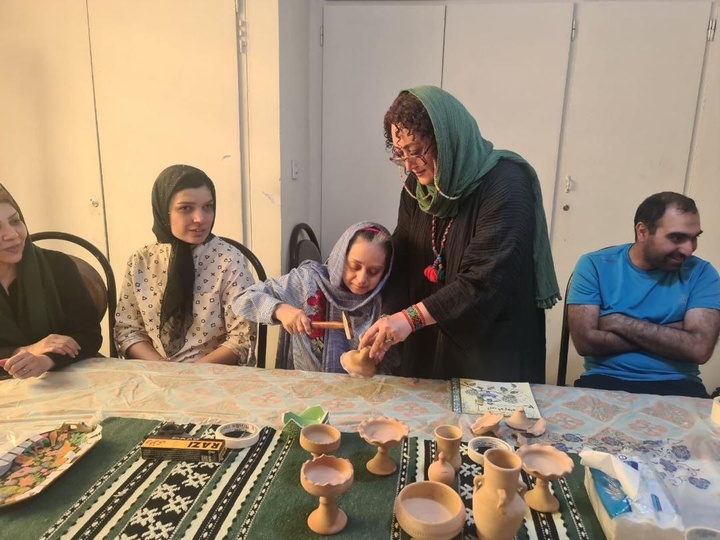 کارگاه آموزشی مرمت سفال برای افراد کم‌توان ذهنی برگزار شد