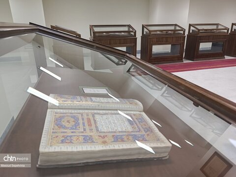 انجیل «هزار ساله» در کتابخانه مرکزی تبریز