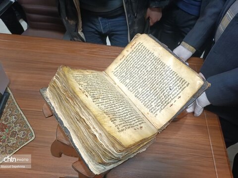 انجیل «هزار ساله» در کتابخانه مرکزی تبریز