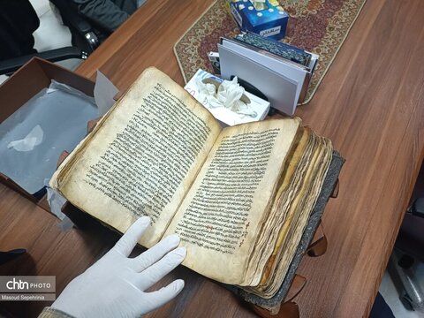 انجیل «هزار ساله» در کتابخانه مرکزی تبریز