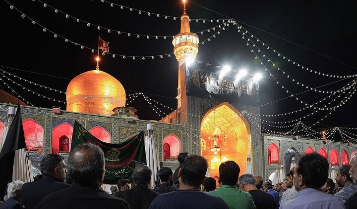 زمزمه دعای پرفیض عرفه با حضور هزاران زائر و مجاور در حرم مطهر رضوی