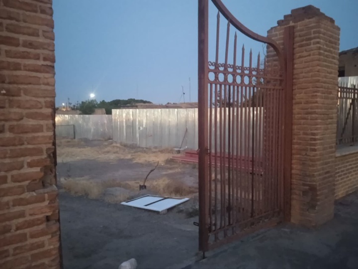 جمع‌آوری بنر نصب‌ شده در ورودی محوطه گاراژ اقتصاد مجموعه دولتخانه صفوی