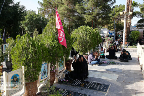 مراسم دعای عرفه در گلستان شهدا، اصفهان