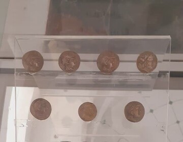 اهدای ۳ سکه تاریخی به موزه بزرگ خراسان