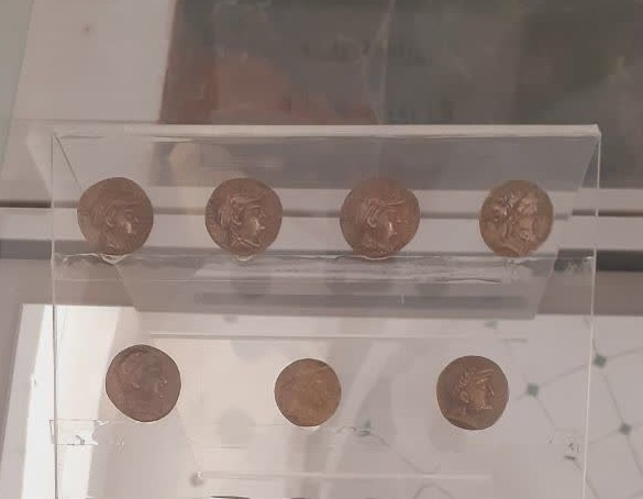 اهدای ۳ سکه تاریخی به موزه بزرگ خراسان