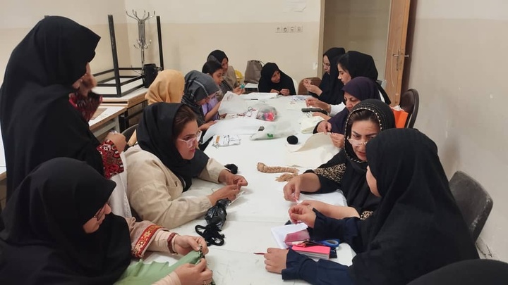 برگزاری دوره‌های آموزشی رودوزی‌های سنتی در مرکز آموزش زاهدان