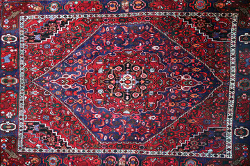 گره بر تار و پود عشق با هنرمندی ۳۰ هزار فرشباف زنجانی