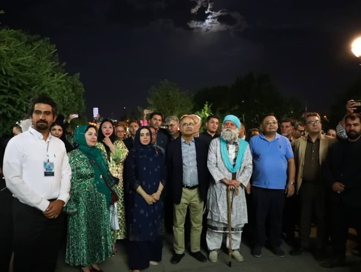 آیین استقبال از میهمانان کنفوبیشن گردشگری سلامت در آرامگاه باباطاهر