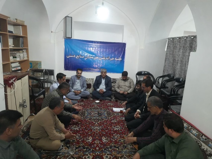 برگزاری نشست هم‌اندیشی با هنرمندان تراش سنگ در روستای ملی گوهرسنگ خور