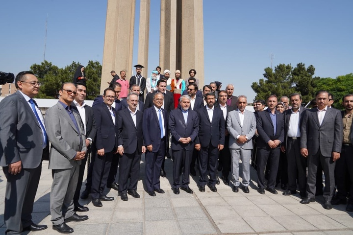 تجلیل بین‌المللی از حکیم هزاره‌ها با ابتکار فرهنگی ایران/ آرامگاه بوعلی‌سینا میزبان میهمانان کنفرانس گردشگری سلامت شد