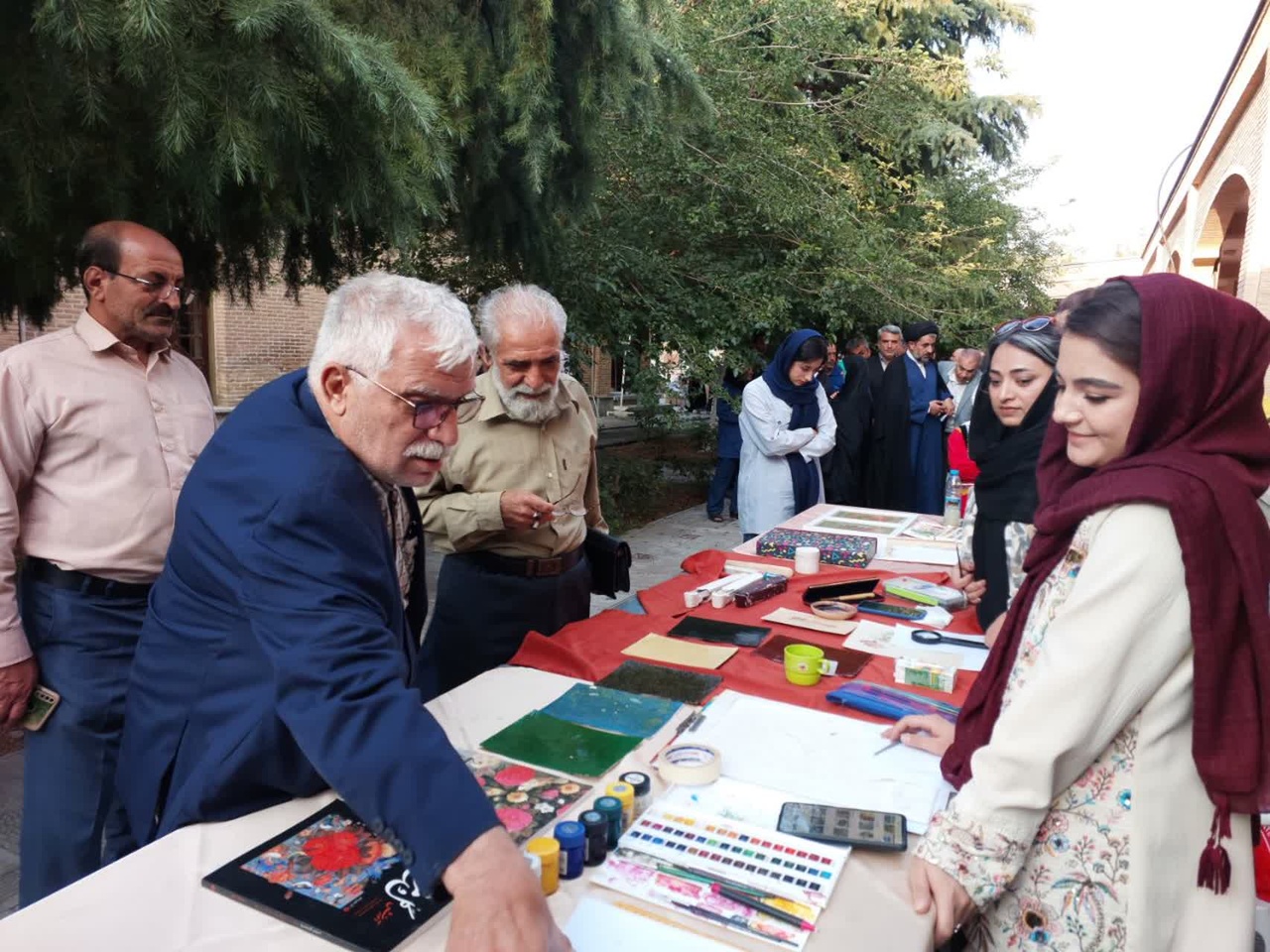 بزرگترین کارگاه تولید زنده آثار صنایعدستی در قزوین برگزار شد