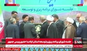 تابلوی عکسِ ساخته شده با ساقه‌های گندمِ توسط هنرمندان صنایع دستی ایلامی به پزشکیان تقدیم شد