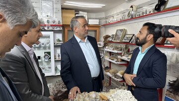 بازدید استاندار خراسان‌جنوبی از کارگاه تراش سنگ‌های قیمتی و نیمه‌قیمتی در خوسف به مناسبت هفته صنایع‌دستی