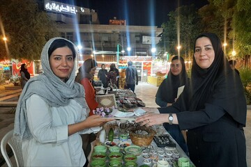 تجلیل از هنرمندان شرکت‌کننده در بازارچه صنایع‌دستی معبد هندوها بندرعباس 