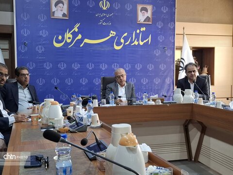 نشست استاندار هرمزگان و هنرمندان صنایع دستی