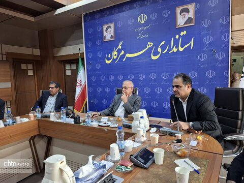 نشست استاندار هرمزگان و هنرمندان صنایع دستی
