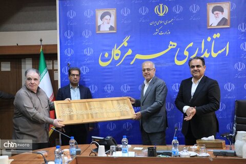 نشست استاندار هرمزگان و هنرمندان صنایع دستی