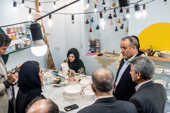 بازدید استاندار خراسان جنوبی از کارگاه سفال «آزاده» در بافت تاریخی بیرجند
