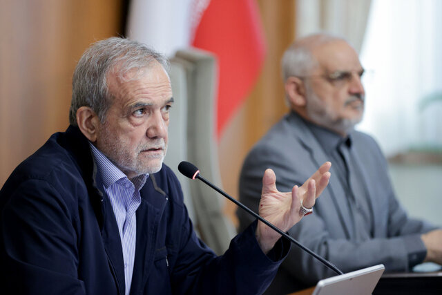 مردم با ما همراه باشند هیچ مشکلی کشور را به مخاطره نمی‌اندازد