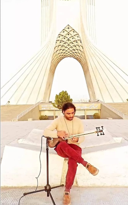 علی قمصری با اجرای رایگان مردمی برای تهران می‌نوازد/ نوای همدلی در برج آزادی
