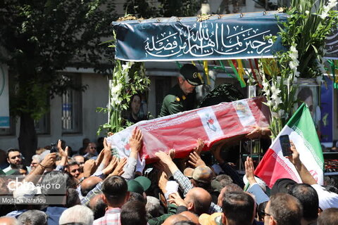 زنجانی‌ها  قهرمان دفاع از وطن خود را باشکوه بدرقه کردند