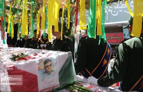 زنجانی‌ها  قهرمان دفاع از وطن خود را باشکوه بدرقه کردند