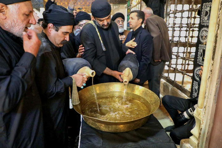 آئین سنتی «طشت گذاری» در بقعه شیخ صفی‌الدین اردبیلی