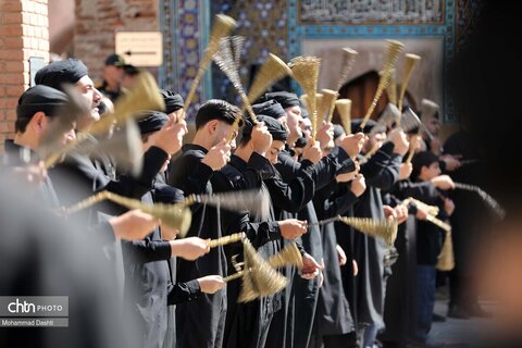 آئین سنتی «طشت گذاری» در بقعه شیخ صفی‌الدین اردبیلی